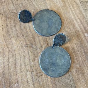 Hammered metal Chicos earrings